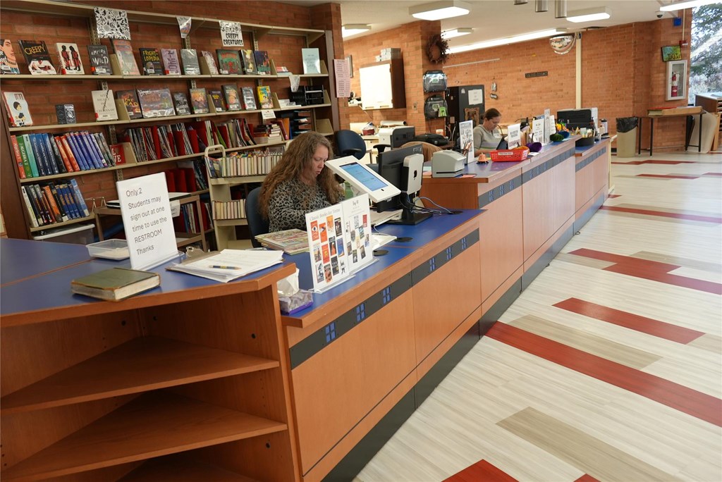 A picture of the circulation desk.